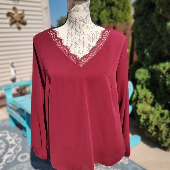 💥3/$20 Papermoon MP Chic Lace-Trimmed V-Neck Blouse! - Picture 3 of 10